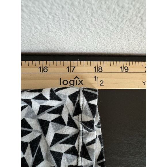 Rose & Olive Top Womens Size 2X Black White 3/4 Sleeve Geometric Artsy Stretch - Picture 11 of 12